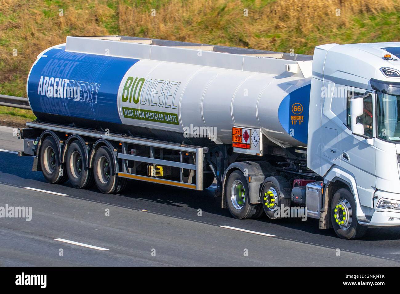 Argent Fuels nachhaltiger Biodieselhersteller und Kraftstofflieferant. Ein DAF-Tankwagen, der auf der Autobahn M6, Großbritannien, Biodiesel auf Abfallbasis, Kraftstoff mit hohem Mischungsverhältnis und biogene Kraftstoffe befördert Stockfoto