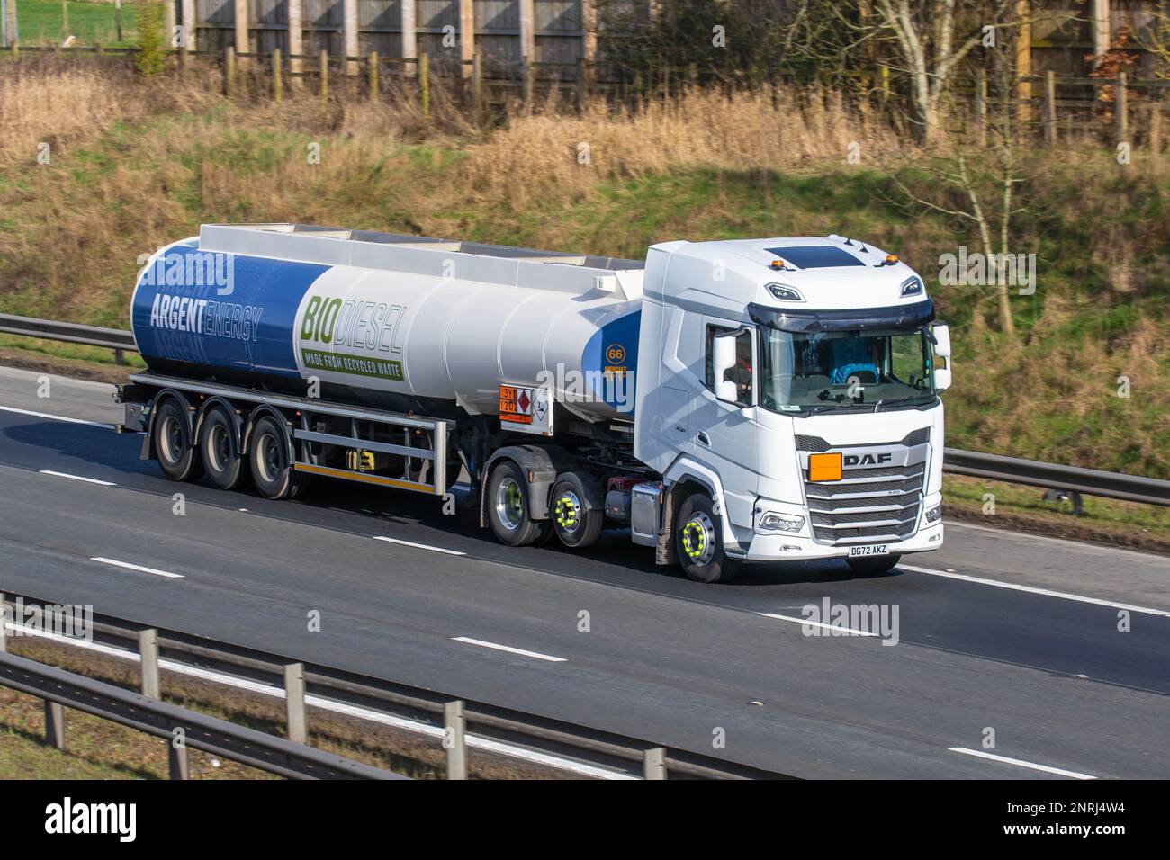 Argent Fuels ist ein nachhaltiger Biodieselhersteller und Kraftstofflieferant. Ein DAF-Tankwagen mit Biodiesel auf Abfallbasis, hochgemischten Kraftstoff und biogenen Kraftstoffen auf der Autobahn M6, Großbritannien Stockfoto
