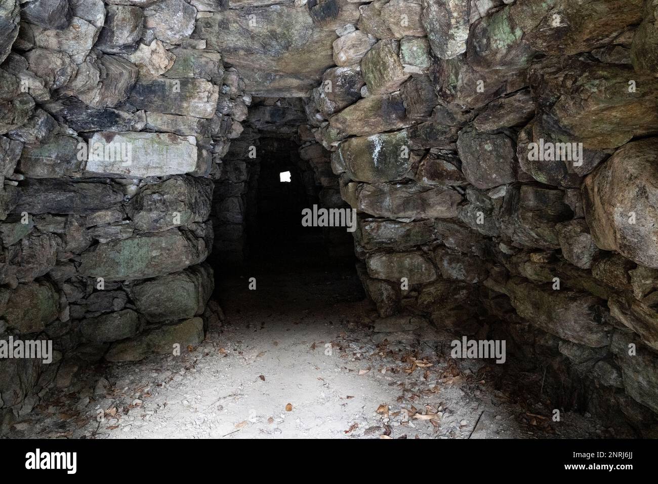 Clot del Baladre, cortals de pierre, Tierheim aus Korbstein, nahe Taurinya, Prades, Pyrenees Orientales, Frankreich. Stockfoto