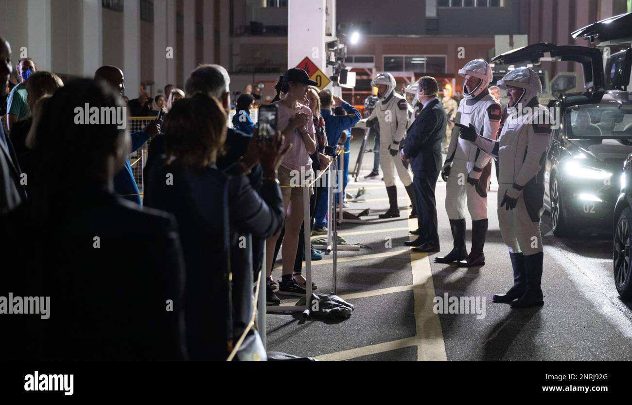 Cape Canaveral, Vereinigte Staaten von Amerika. 26. Februar 2023. Astronauten von rechts; Stephen Bowen und Woody Hoburg von der NASA, Andrey Fedyaev von Roscosmos und Sultan Alneyadi von den Vereinigten Arabischen Emiraten verlassen das Neil Armstrong Operations and Checkout Building, um an Bord des Raumschiffs SpaceX Dragon zu gehen und am Kennedy Space Center, Florida, 26. Februar 2023, in Cape Canaveral, zu starten. Die Mission der NASA SpaceX Crew-6 zur Internationalen Raumstation wurde gelöscht, nachdem ein Problem mit DEM TEA-TEB-Bodensystem entdeckt wurde, das den Start bis März 2. verzögerte. Kredit: Joel Kowsky/NASA/Alamy Live News Stockfoto