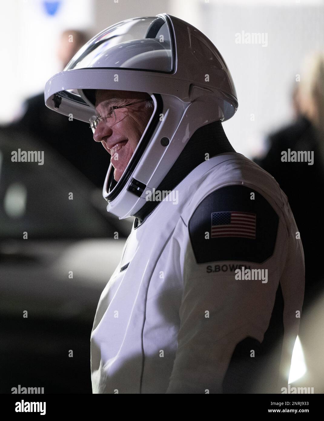 Cape Canaveral, Vereinigte Staaten von Amerika. 26. Februar 2023. NASA-Astronaut Stephen Bowen, der den SpaceX-Raumanzug trägt, lächelt, wenn er das Neil A. Armstrong Operations and Checkout Building verlässt, um an Bord des SpaceX Dragon-Raumschiffs zu gehen, das vom Launch Complex 39A im Kennedy Space Center am 26. Februar 2023 in Cape Canaveral, Florida, gestartet werden soll. Die Mission der NASA SpaceX Crew-6 zur Internationalen Raumstation wurde gelöscht, nachdem ein Problem mit DEM TEA-TEB-Bodensystem entdeckt wurde, das den Start bis März 2. verzögerte. Kredit: Joel Kowsky/NASA/Alamy Live News Stockfoto