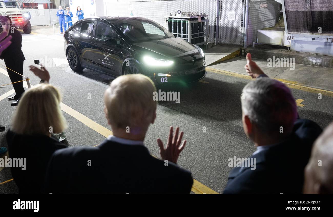 Cape Canaveral, Vereinigte Staaten von Amerika. 26. Februar 2023. Stellvertretender NASA-Administrator Pam Melroy, NASA-Administrator Bill Nelson, und Bob Cabana, NASA-assoziierter Administrator, winken, während die Astronauten das Neil Armstrong Operations and Checkout Building verlassen, um an Bord des SpaceX Dragon-Raumschiffs zu gehen, das am 26. Februar 2023 im Kennedy Space Center in Cape Canaveral, Florida, gestartet wird. Die Mission der NASA SpaceX Crew-6 zur Internationalen Raumstation wurde gelöscht, nachdem ein Problem mit DEM TEA-TEB-Bodensystem entdeckt wurde, das den Start bis März 2. verzögerte. Kredit: Joel Kowsky/NASA/Alamy Live News Stockfoto
