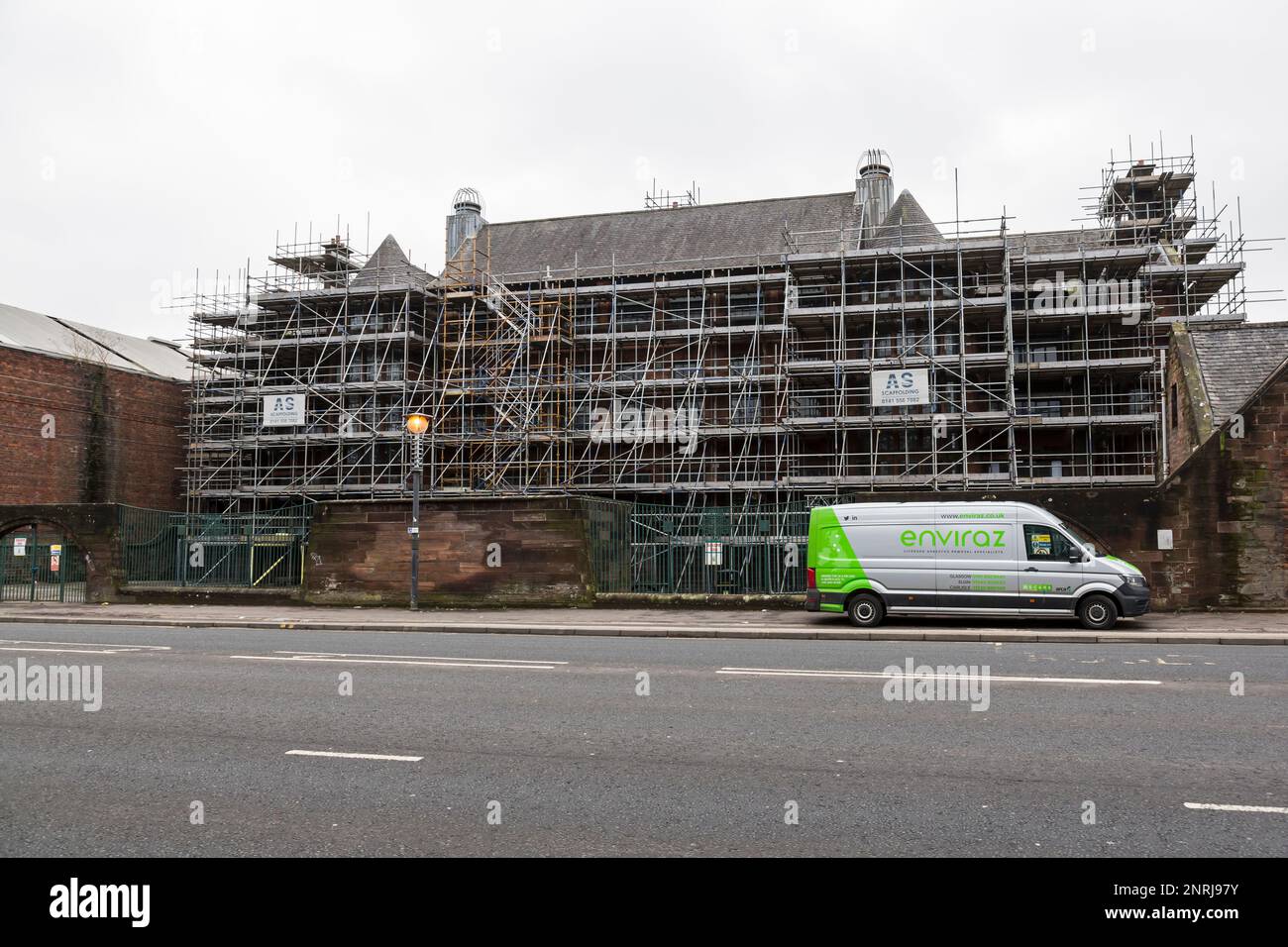 Ein von Enviraz lizenzierter Spezialist für Asbestbeseitigung parkt im Scotland Street School Museum während Renovierungsarbeiten in Glasgow, Schottland, Großbritannien, Europa Stockfoto