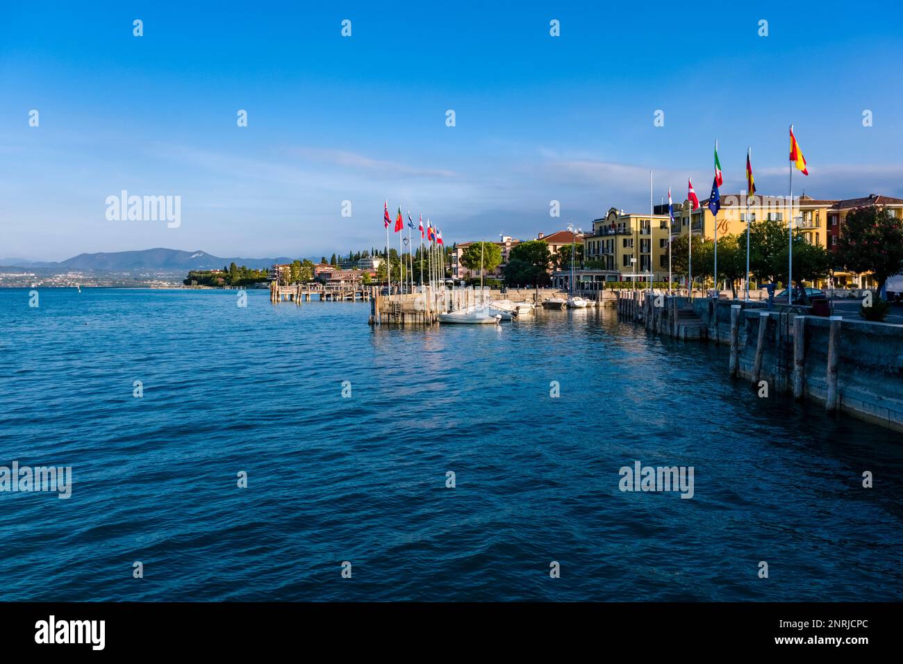 Blick über das Wasser auf der Marina von Sirmione, am Lago di Garda. Stockfoto