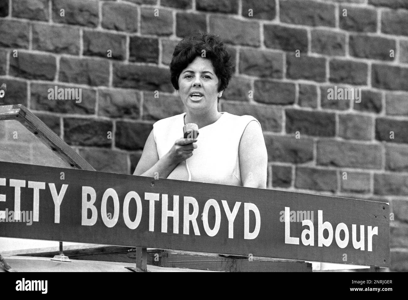 Aktenfoto vom 12. Oktober 06/68 von Miss Betty Boothroyd, Labour-Kandidatin, Wahlkampfkandidatin bei der Nachwahl von Nelson und Colne. Baroness Betty Boothroyd, die erste Frau, die Sprecherin des Unterhauses ist, ist gestorben, so der derzeitige Sprecher Sir Lindsay Hoyle, der sagte, sie sei "einzigartig". Ausgabedatum: Montag, 27. Februar 2023. Stockfoto