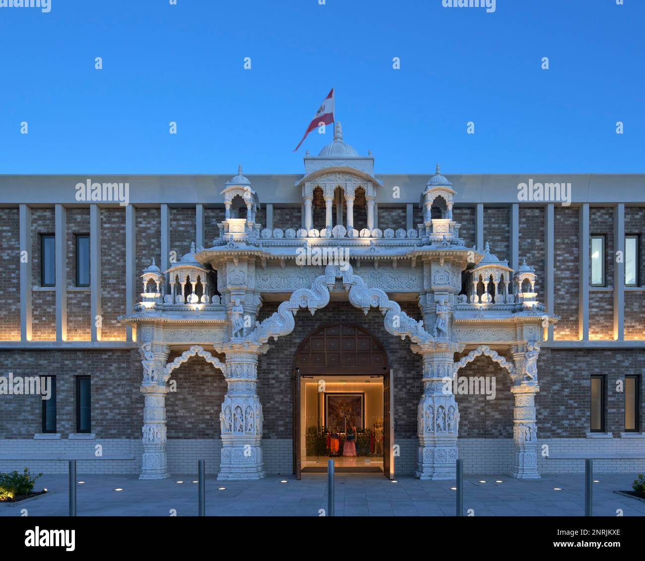 Gesamtblick in der Dämmerung. Shree Swaminarayan Mandir, Oldham, Vereinigtes Königreich. Architekt: LTS Architects , 2022. Stockfoto