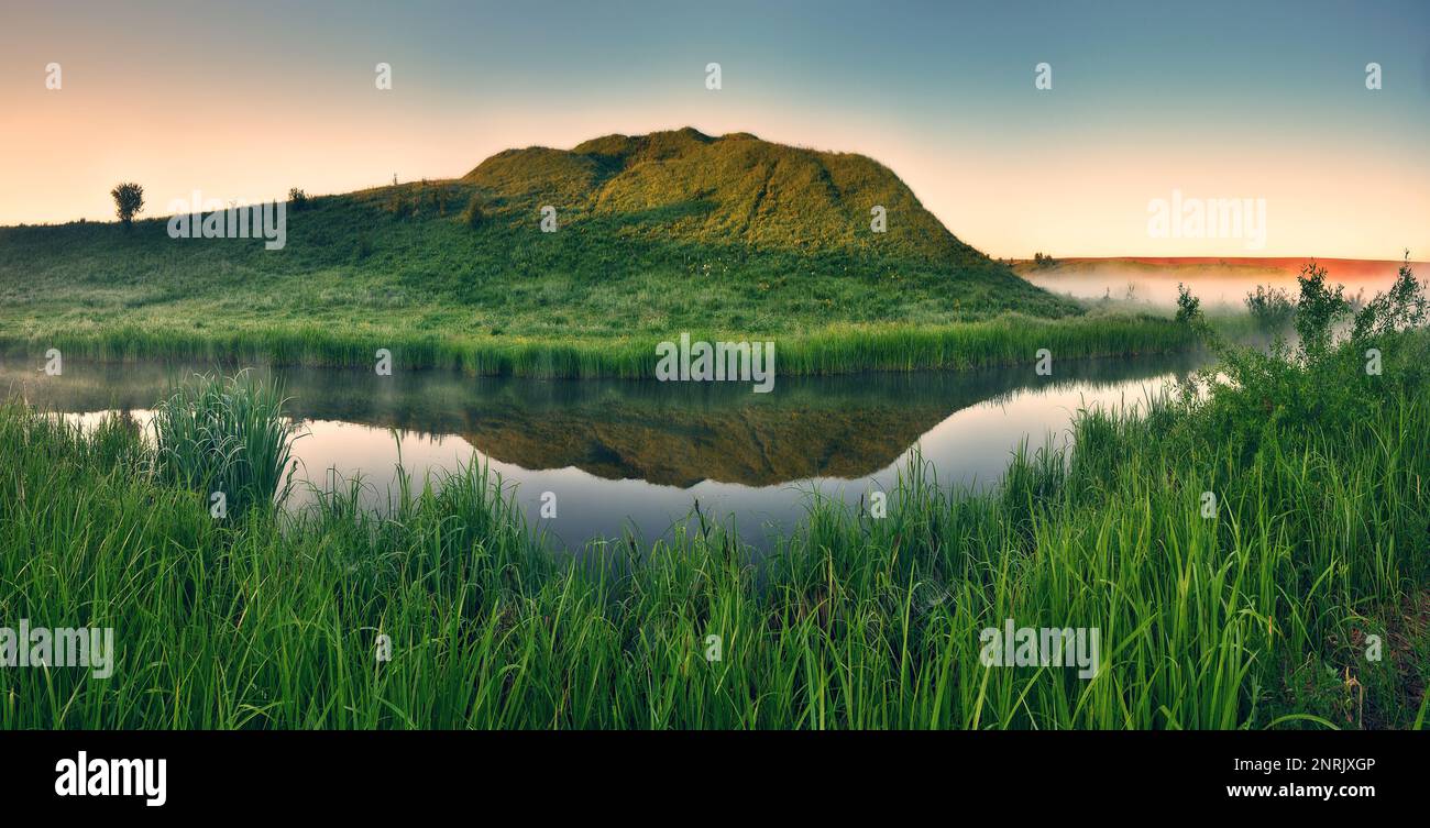 Wunderschöner Frühlingssonnenaufgang über dem Flussufer. Natur der Ukraine Stockfoto