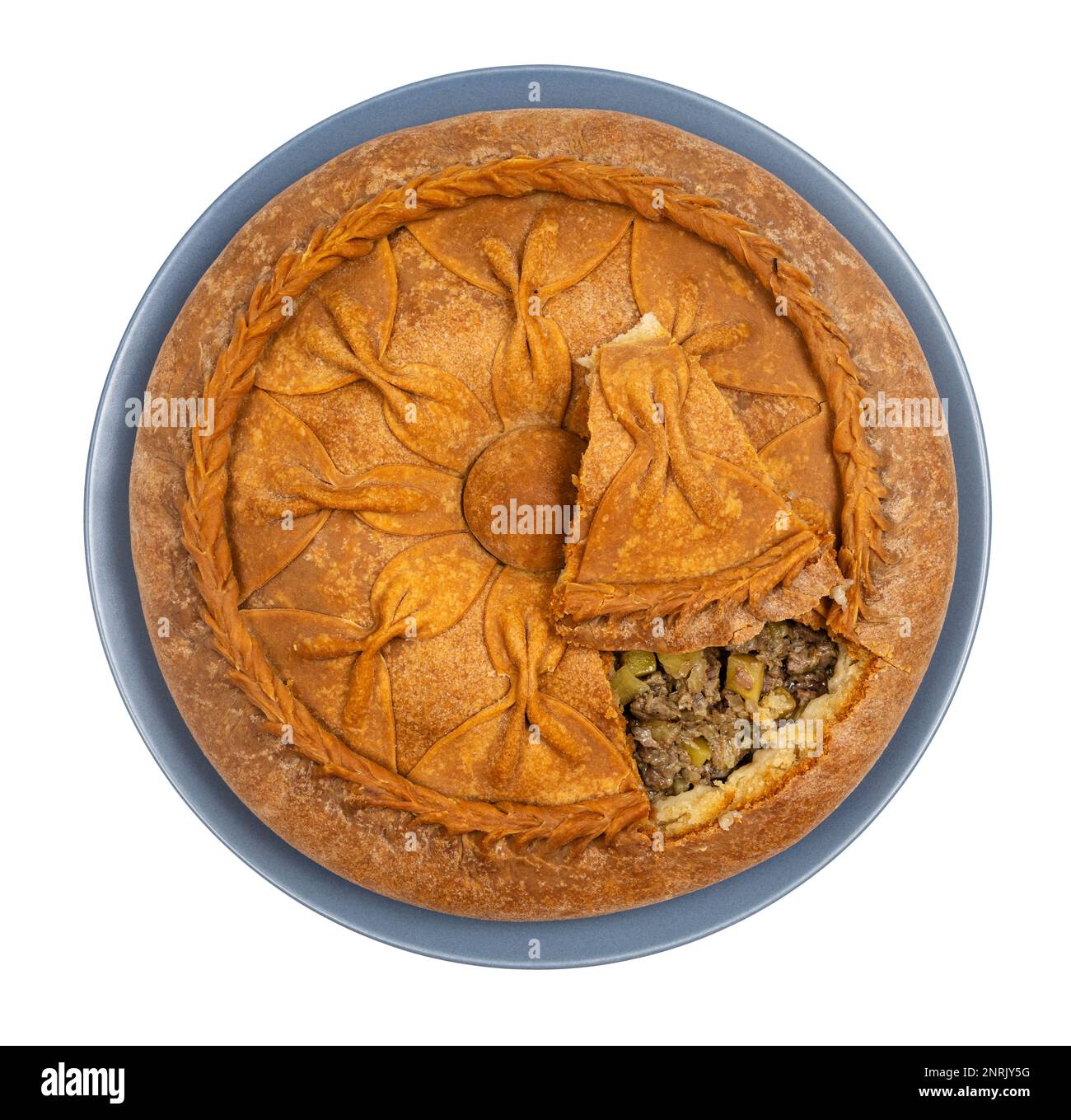 Tatar Cuisine - über dem Blick auf Cut zur Belish Tatar Big Pie (eng gebackener Kuchen aus ungesäuertem Teig mit Fleisch- und Kartoffelfüllungen) auf einem isolierten Teller Stockfoto