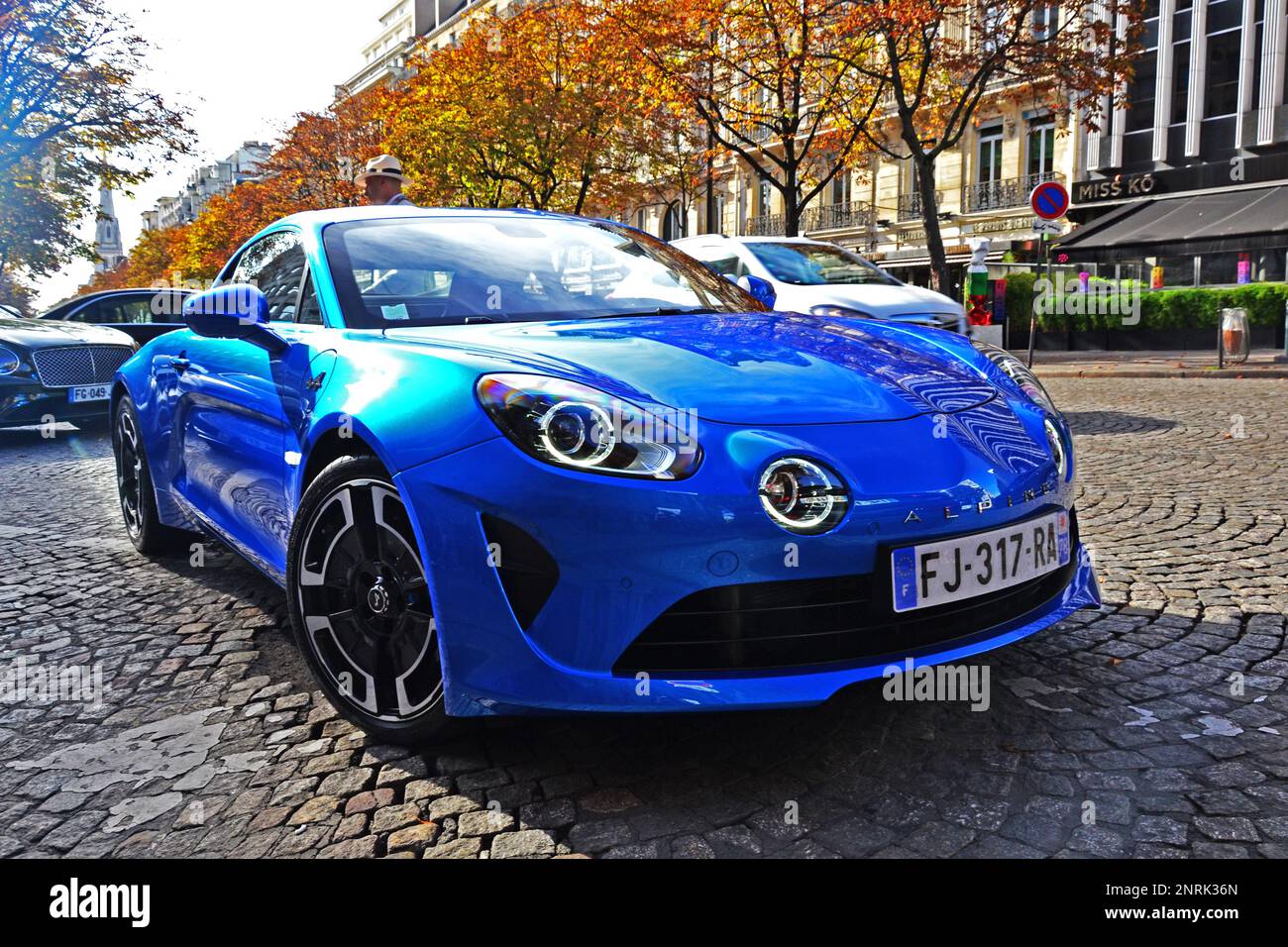 Paris, Frankreich - Oktober 26. 2019 : wunderschöner blauer Alpenrenault in der George V Avenue. Stockfoto