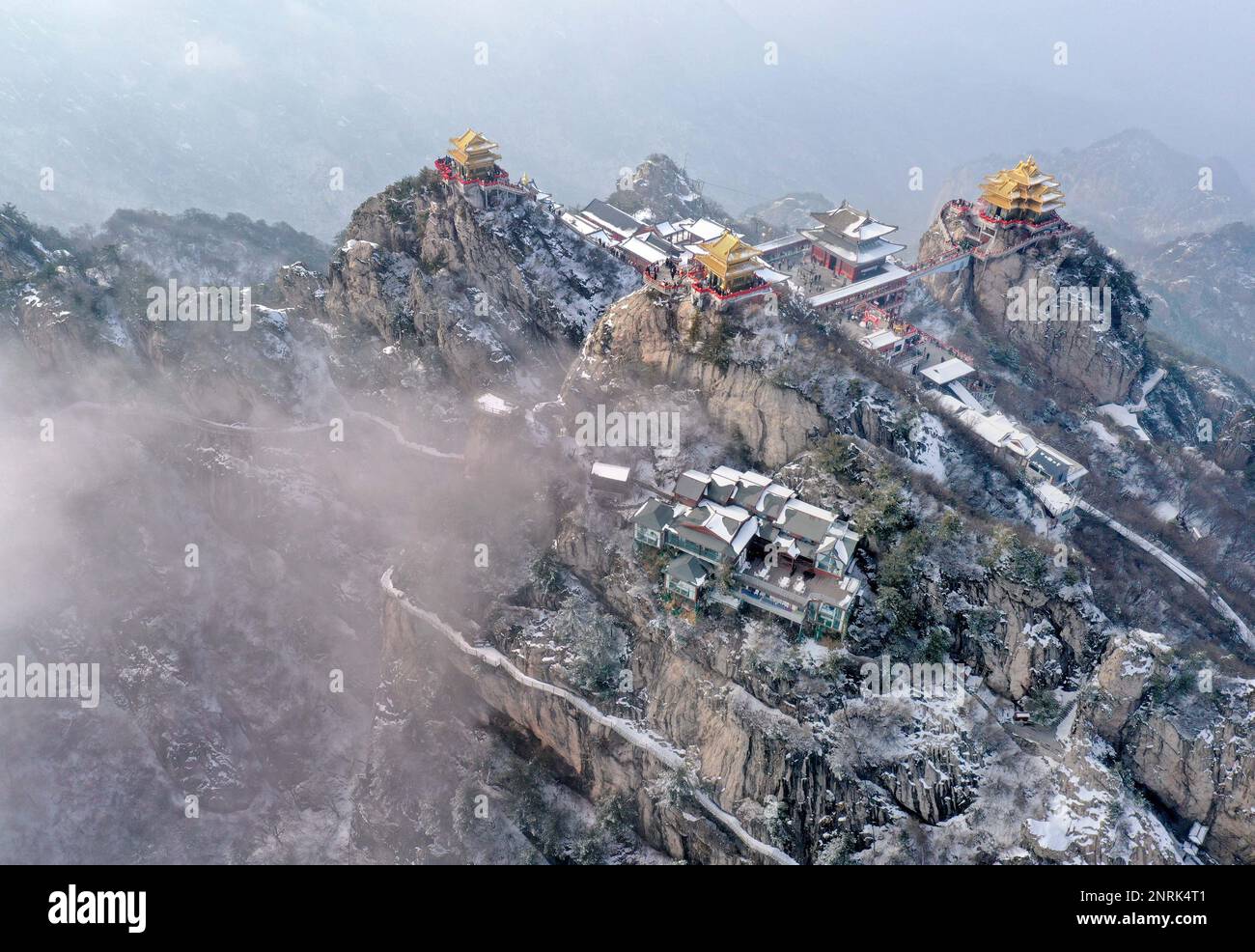 Luoyang. 23. Februar 2023. Dieses Luftfoto wurde am 23. Februar 2023 aufgenommen und zeigt die Landschaft des Laojun Mountain im Luanchuan County in Luoyang, der Provinz Henan im Zentrum Chinas. Offizielle Daten zeigen, dass die Stadt im Januar 2023 10,31 Millionen Fahrten verzeichnete, die einen Umsatz von 6,28 Milliarden Yuan (ca. 902,44 Millionen US-Dollar) erzielten, was einem Anstieg von 746,63 Prozent bzw. 690,06 Prozent im Jahresvergleich entspricht. Kredit: Li An/Xinhua/Alamy Live News Stockfoto