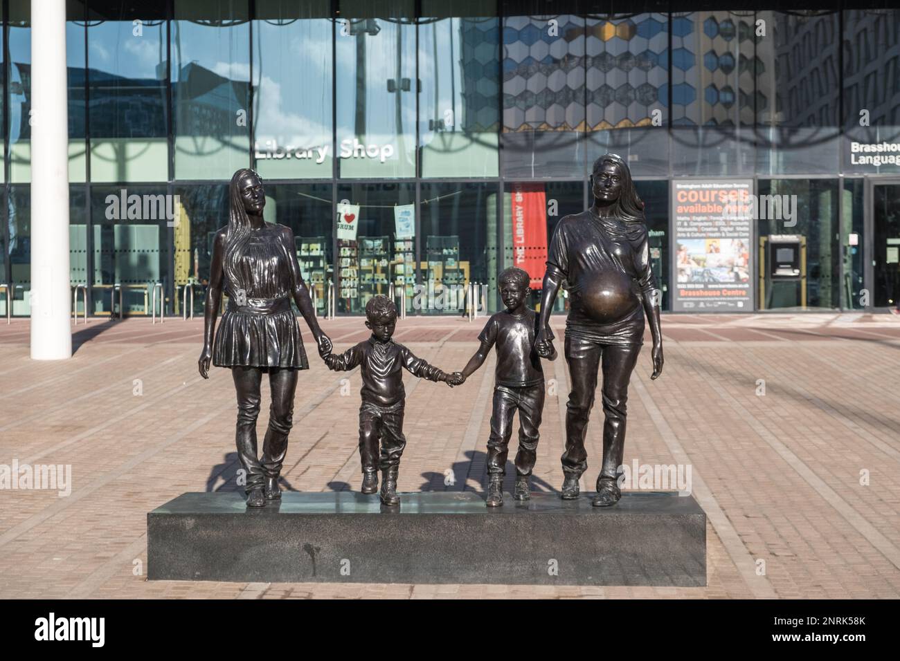 A Real Birmingham Family ist ein öffentliches Bronzemartiv und eine Skulptur von Gillian in Centenary Square, Birmingham Stockfoto