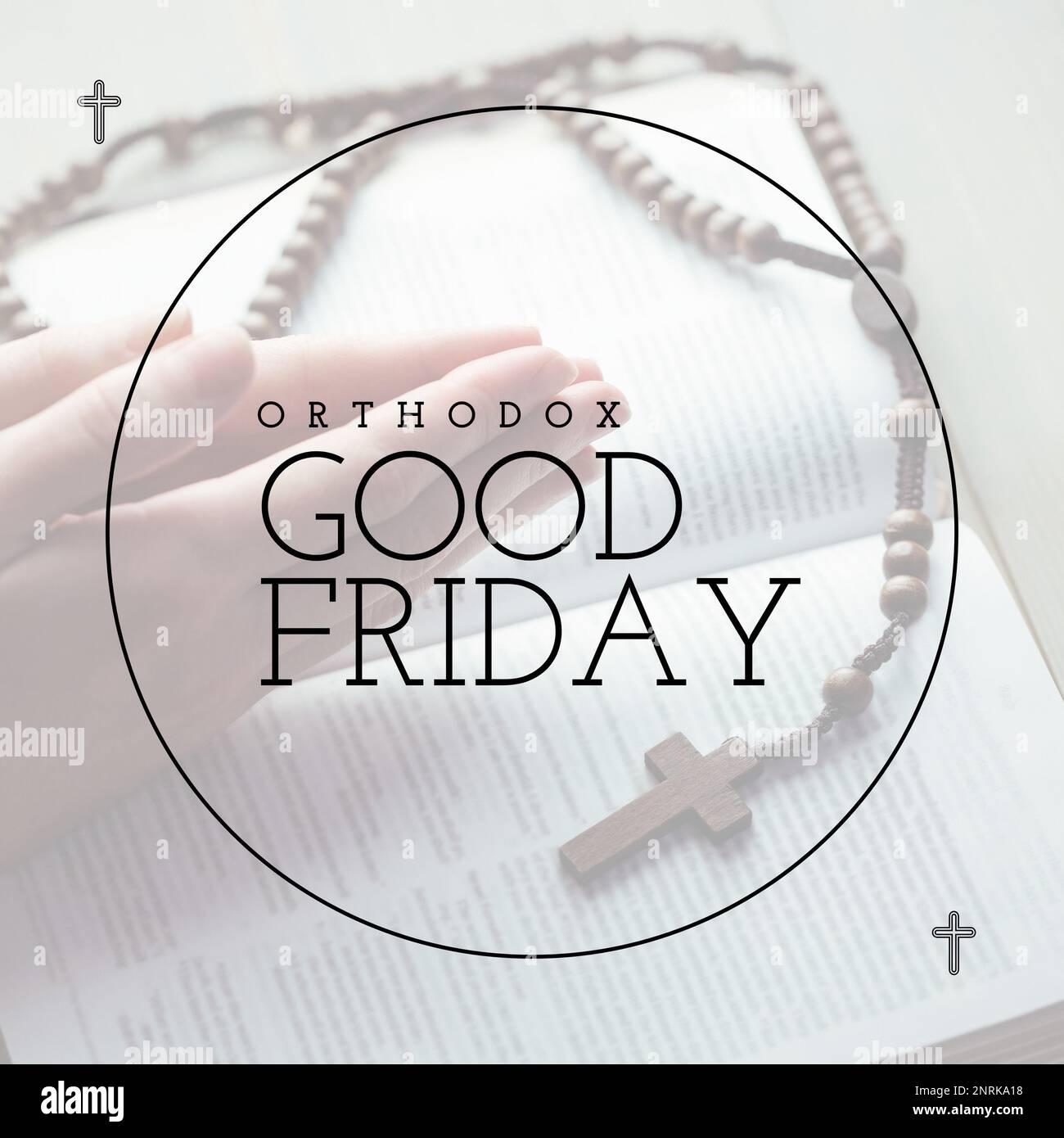 Kompositum aus orthodoxem karfreitagstext im Kreis über den Händen betend mit bibel- und Rosenkranzperlen. Buch, Spiritualität, Kreuz, Fasten, christentum, rel Stockfoto