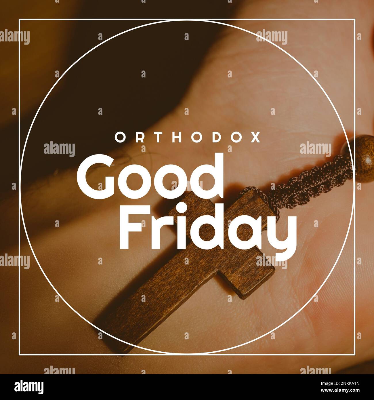 Kompositum aus orthodoxem karfreitagstext in Kreis und Quadrat über kaukasischen Hand haltenden Rosenkranzperlen. Fasten, Beten, Spiritualität, christentum, Wiedereinstieg Stockfoto