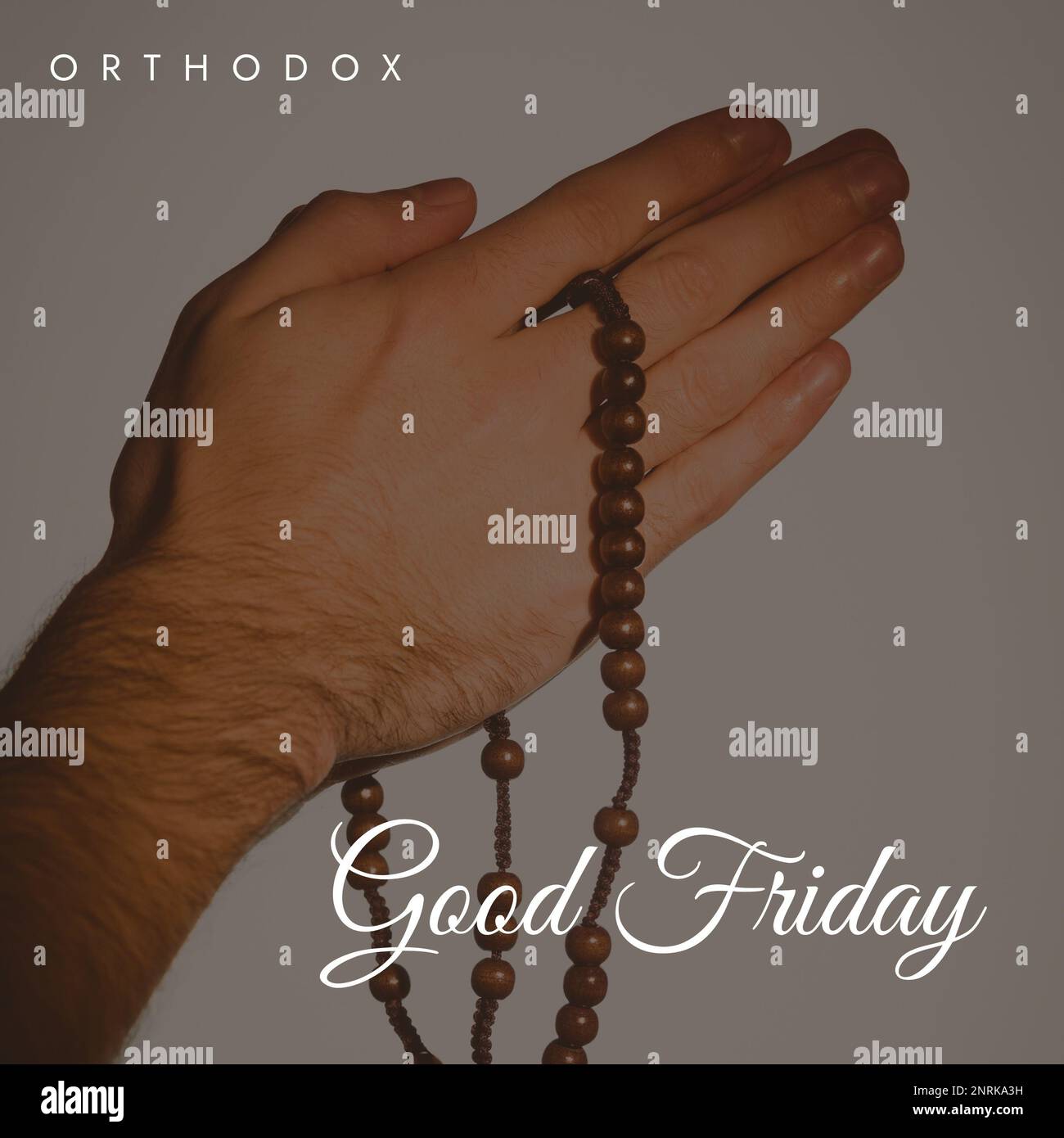 Komposita aus orthodoxem karfreitagstext und weißhäutigen Männerhänden mit Rosenkranzperlen. Kopierraum, Fasten, christentum, Spiritualität, Religion, Beten Sie Stockfoto