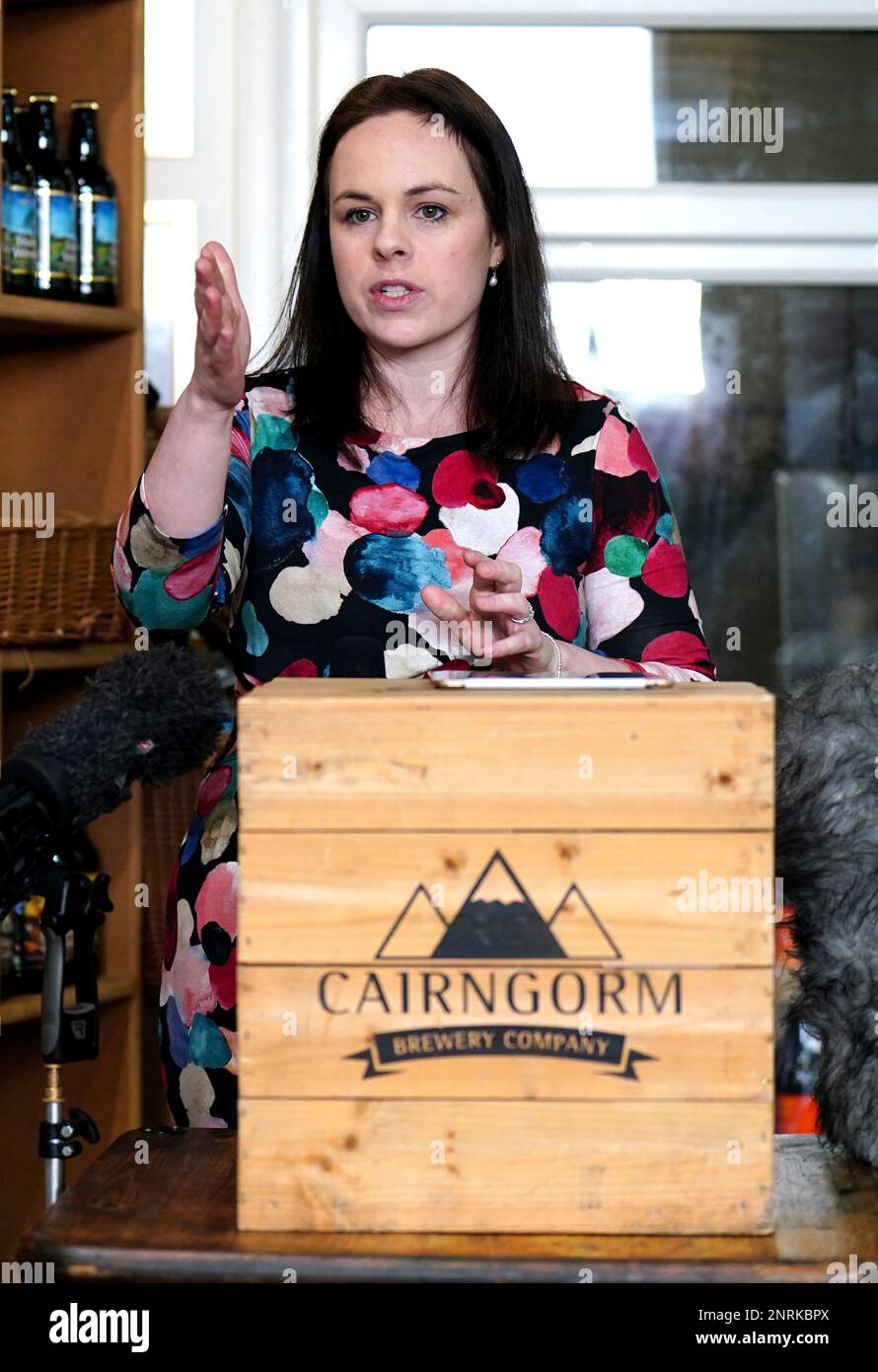 Die Kandidatin der schottischen Nationalpartei Kate Forbes hält bei einem Besuch der Cairngorm Brewery in Aviemore, einem Teil ihres Wahlkreises Skye, Lochaber und Badenoch, eine Rede über ihre Vision für die Wirtschaft. Foto: Montag, 27. Februar 2023. Stockfoto