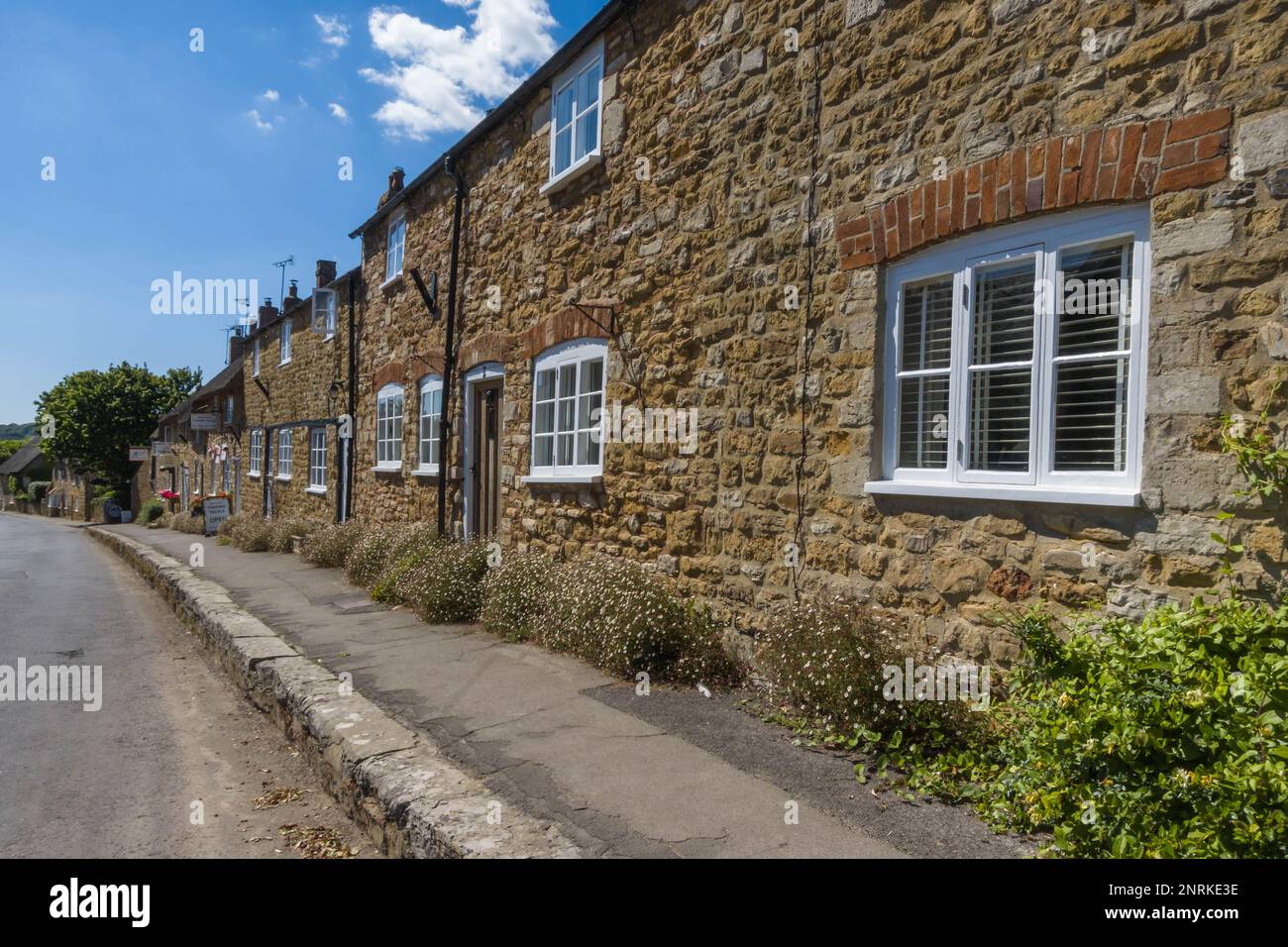 Rodden Row traditionelle Steinhäuser, Abbotsbury Dorset UK, Juli 2022. Stockfoto