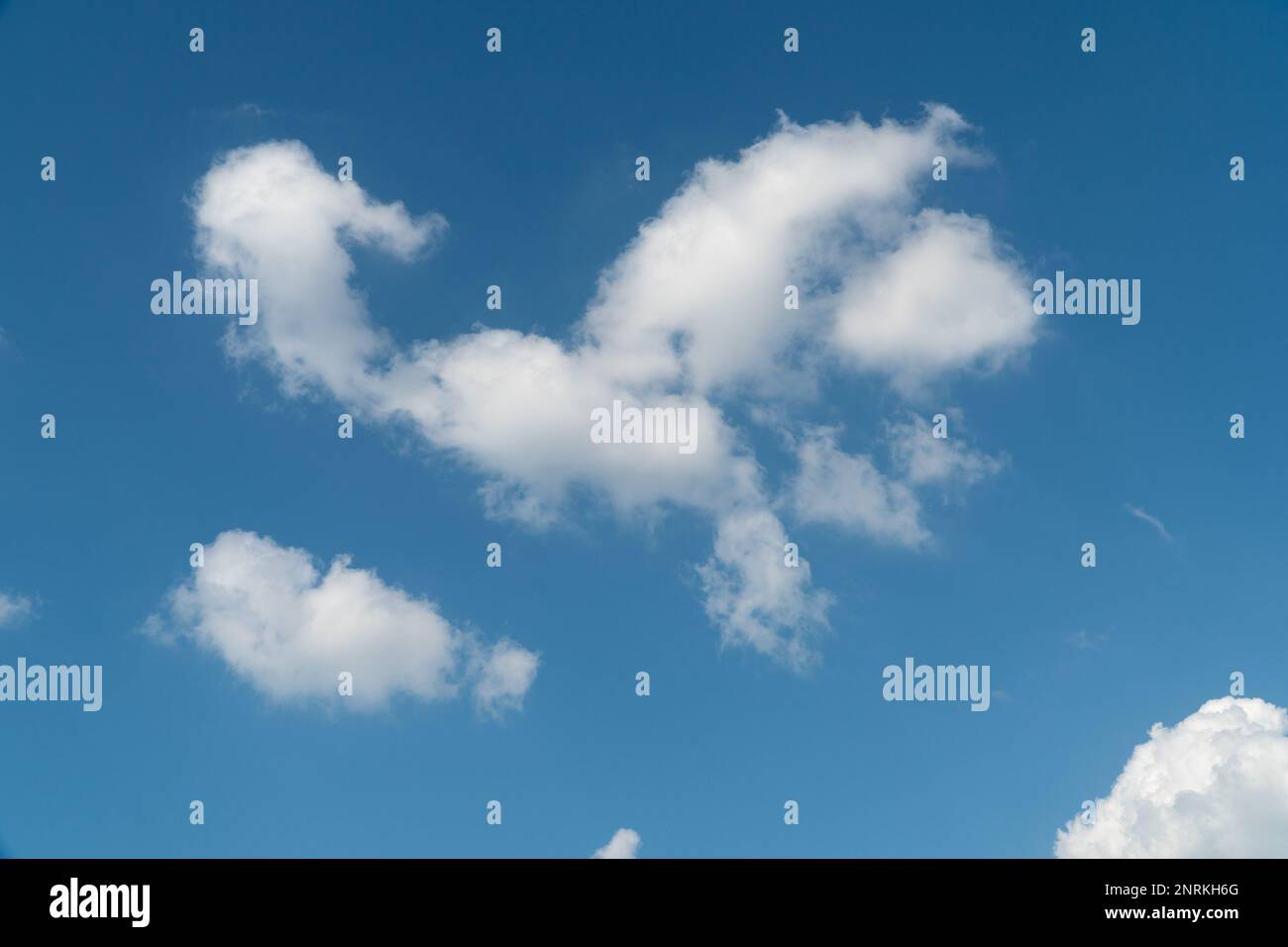 Wunderschöner blauer Himmel mit ein paar fleckigen weißen Wolken. Stockfoto