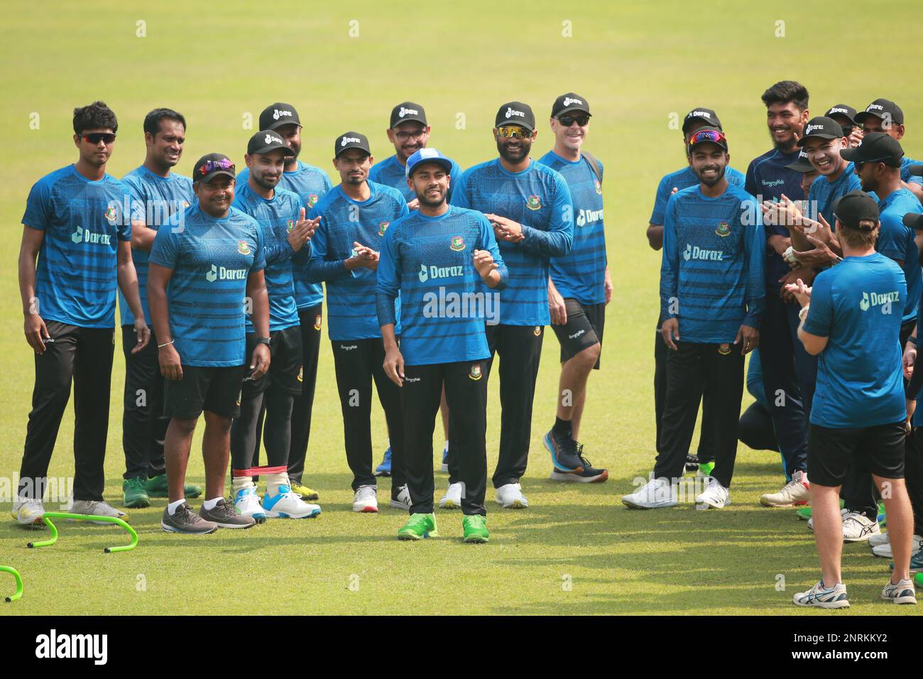 Der Allrounder Mehedi Hasan Miraz aus Bangladesch erhielt während des Trainings auf der Sher-e-Bangla National Cricket S das ICC Men's ODI Team of the Year für 2022 Mütze Stockfoto