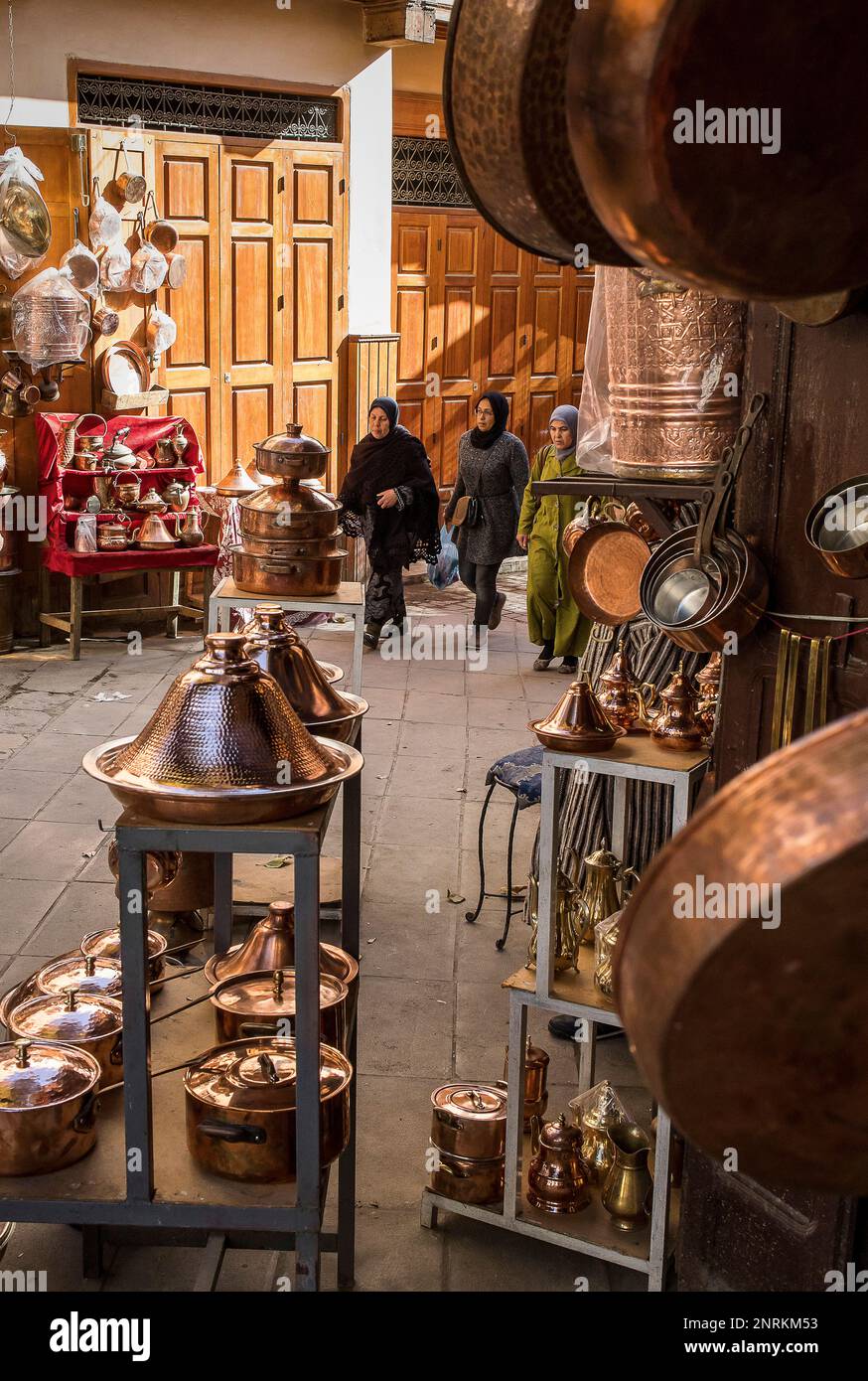 Souk von Messing, Ort Seffarine, Medina. Marokko Fes. Stockfoto