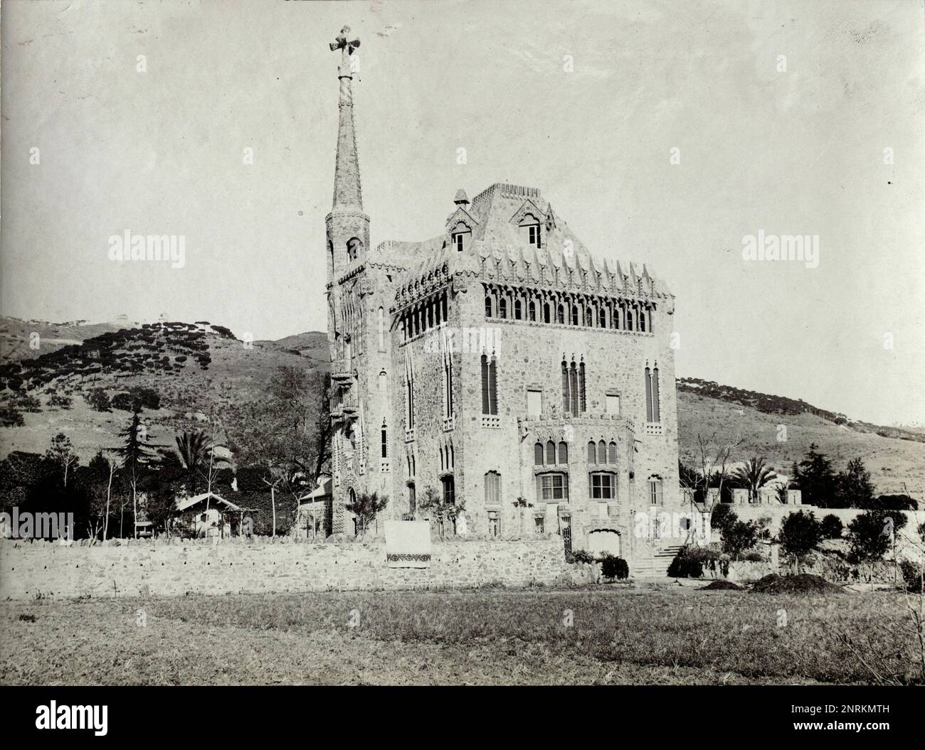 VISTA GENERAL DE LA CASA FIGUERAS O TORRE BELLESGUARD (CALLE BELLESGUARD 16-20) DE ANTONI GAUDI. AUTOR DESCONOCIDO. (COLECCIÓN ASF IMAGEN DE FOTOGRAFIAS ANTIGUAS, PRINCIPIOS S. XX). Stockfoto