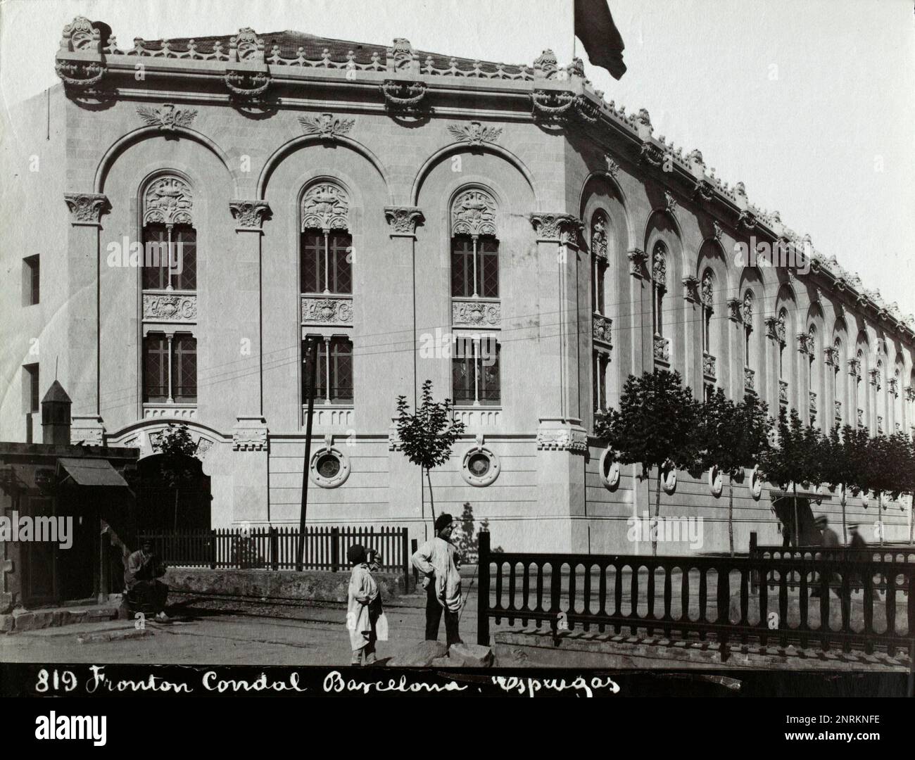 ANTIGUO FRONTON CONDAL EN LA CALLE ROSELLO-BALMES, DEL ARQUITECTO FRANCESC ROGENT, AÑO 1896-1914. AUTOR: ANTONI ESPLUGAS I PUIG (COLECCIÓN ASF IMAGEN DE FOTOGRAFIAS ANTIGUAS, PRINCIPIOS S. XX). Stockfoto