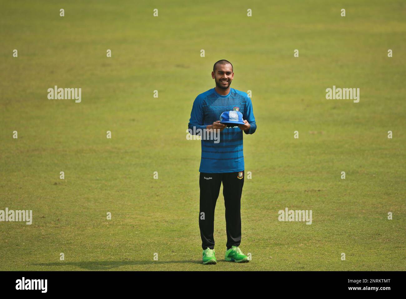 Der Allrounder Mehedi Hasan Miraz aus Bangladesch erhielt während des Trainings auf der Sher-e-Bangla National Cricket S das ICC Men's ODI Team of the Year für 2022 Mütze Stockfoto