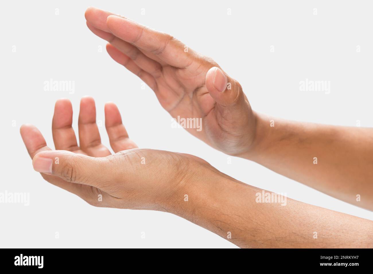 Ein Mann klatscht Hände auf grauem Hintergrund. Stockfoto