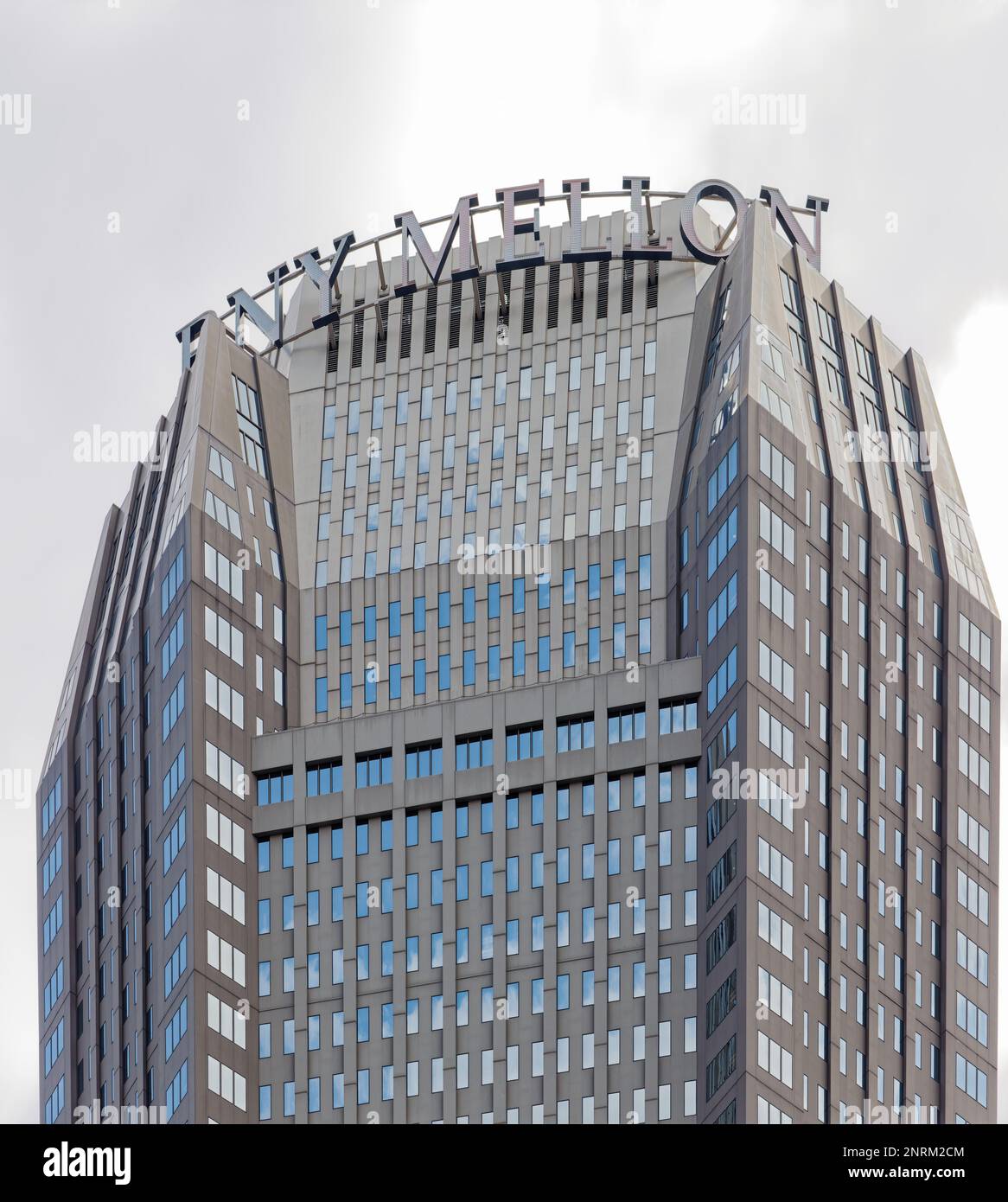 Pittsburgh Downtown: Das elegante, postmoderne BNY Mellon Center verfügt über eine beschichtete Stahlfassade, die den Turm stützt. Südfassade. Stockfoto