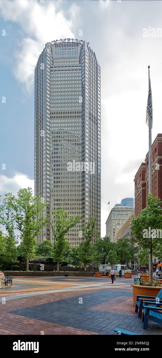 Pittsburgh Downtown: Das elegante, postmoderne BNY Mellon Center verfügt über eine beschichtete Stahlfassade, die den Turm stützt. Blick von Norden. Stockfoto