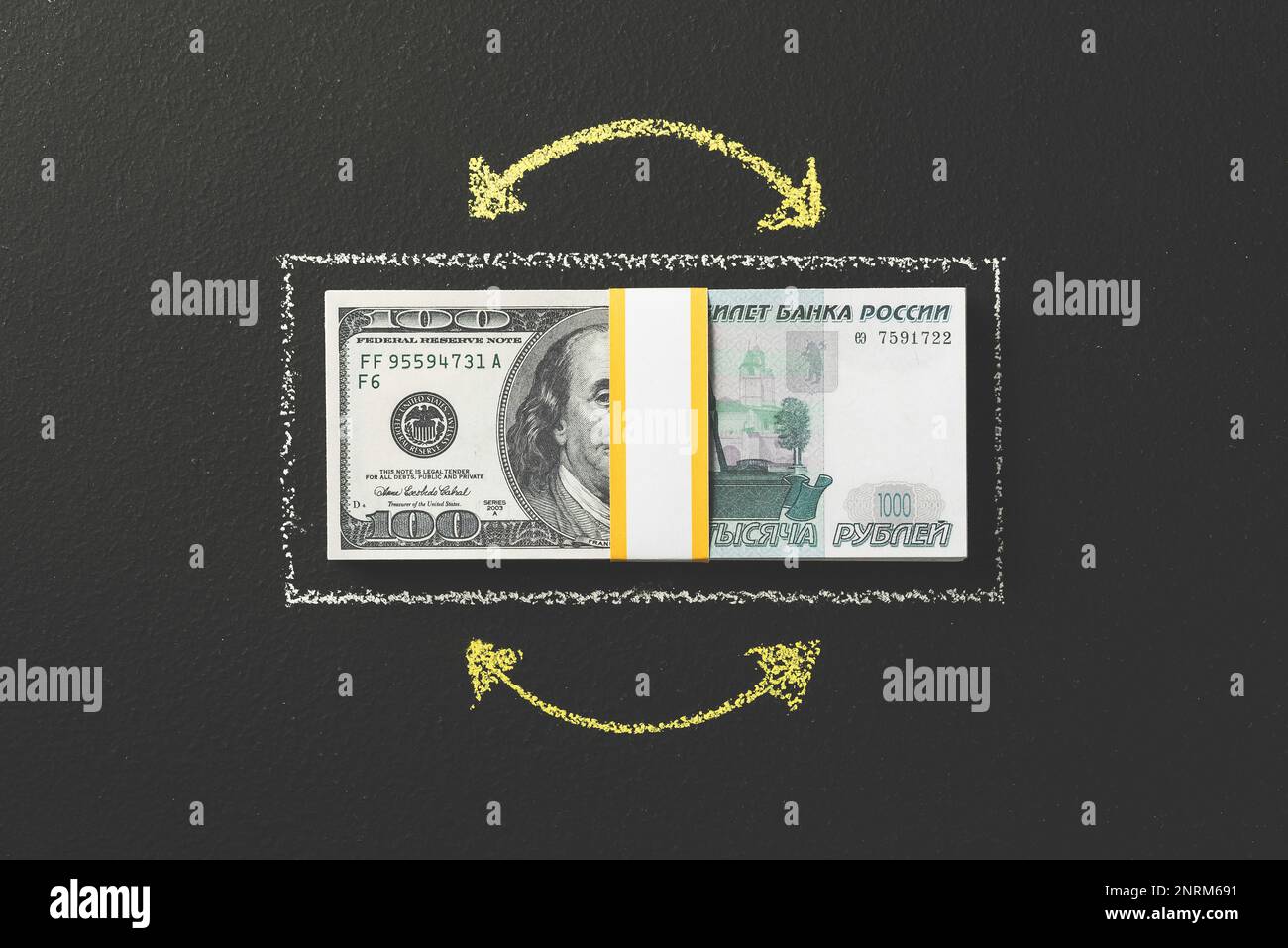 Internationale Börsenwährung, Dollar in russischen Rubel. Währungsumrechnung, Wechselkurse, Devisenmarkt. Stockfoto