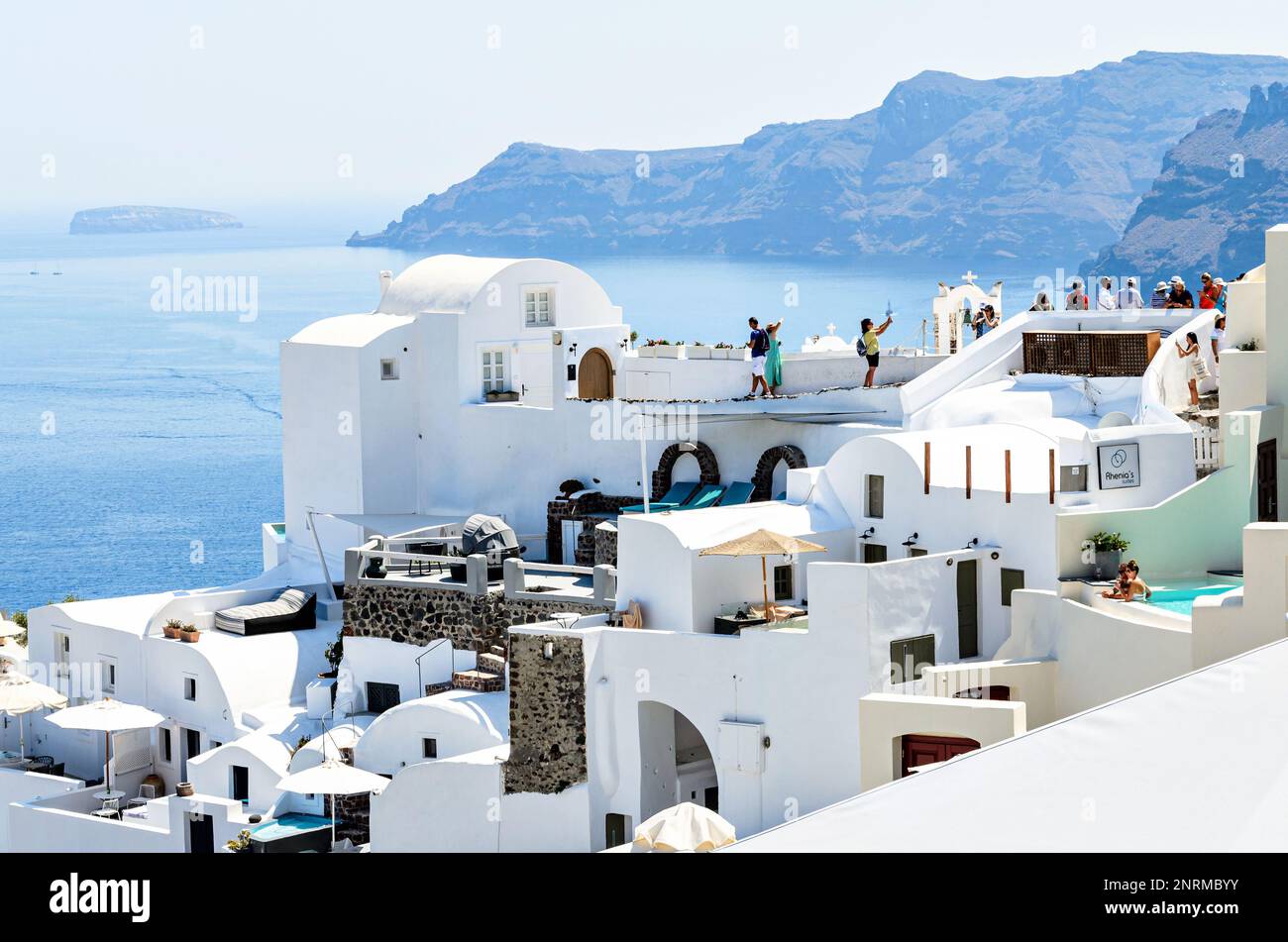 Oía, Santorin, Griechenland; 22. Juni 2022: Blick auf die weißen Häuser und gepflasterten Straßen in den Kykladen. Stadt am südlichen Ägäischen Meer Stockfoto