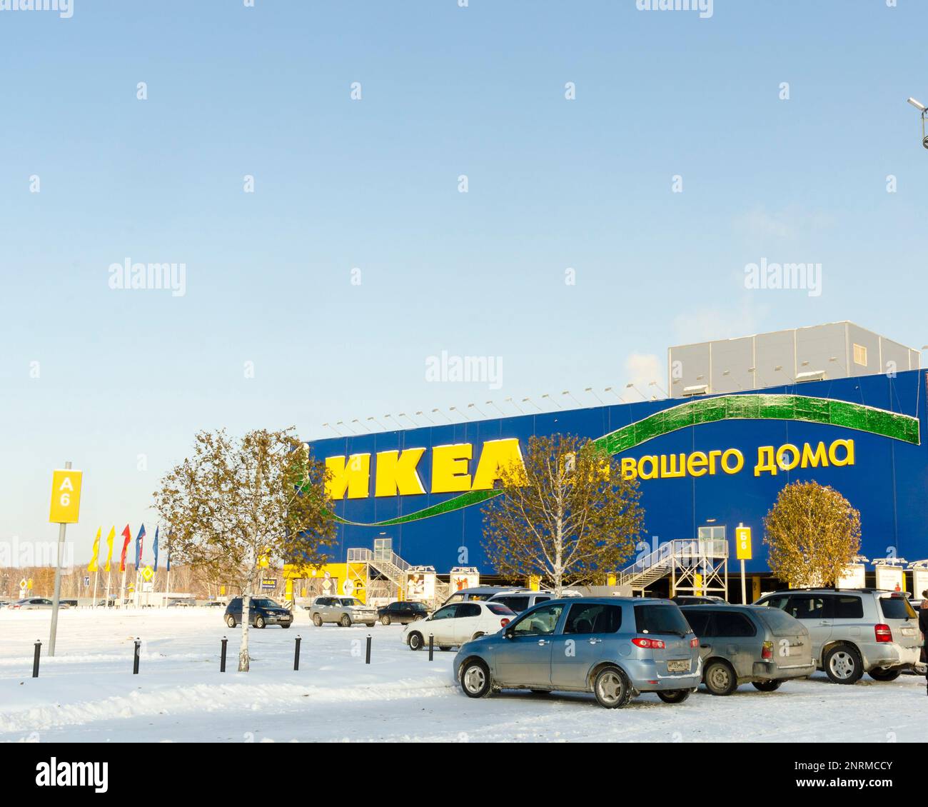 Parkplatz auf der Straße und Haltestelle für öffentliche Verkehrsmittel am Ikea Mega Store in Russland. Stockfoto