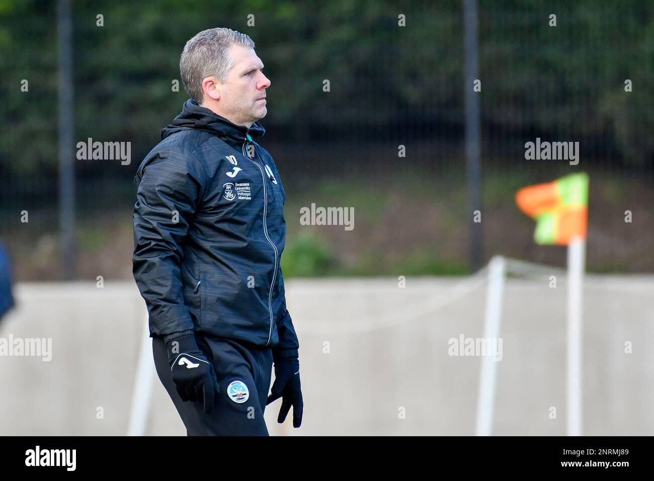 Swansea, Wales. 25. Februar 2023 Darren Davies Head Coach von Swansea City under 18 während des Spiels der Professional Development League zwischen Swansea City under 18 und Cardiff City under 18 an der Swansea City Academy in Swansea, Wales, UK am 25. Februar 2023. Kredit: Duncan Thomas/Majestic Media/Alamy Live News. Stockfoto