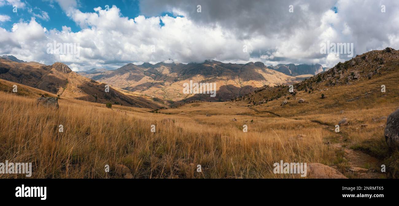 Nationalpark Andringitra, Region Haute Matsiatra, Madagaskar, wunderschöne Berglandschaft. Wandern im Andringitra-Gebirge. Sonniger Tag mit klarem Blick Stockfoto