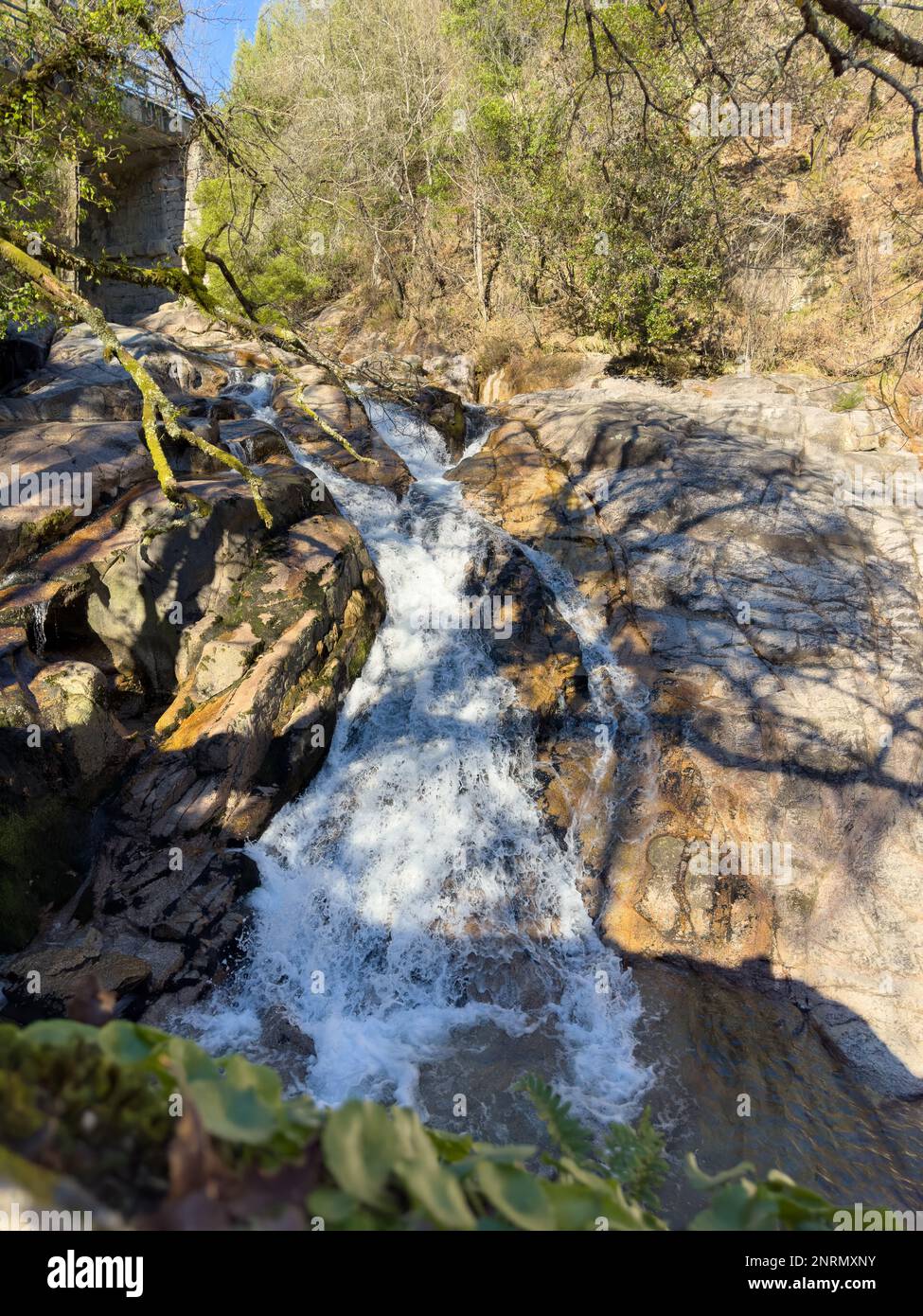 Wasserlauf in der Nähe des Wasserfalls Fecha de Barjas (auch bekannt als Tahiti-Wasserfall) in den Bergen des Peneda-Geres-Nationalparks, Portugal. Stockfoto