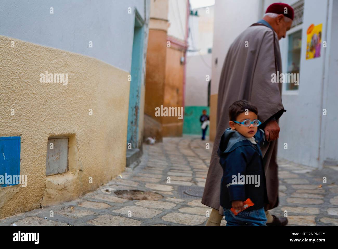 Tunez: Sousse.Medina. Großvater und Enkel Stockfoto