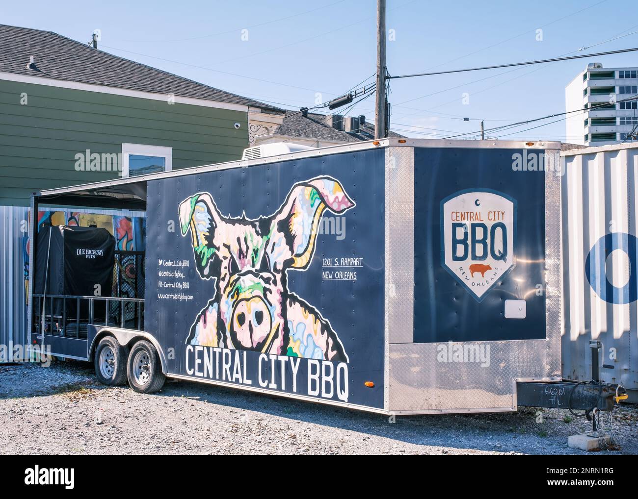 NEW ORLEANS, LA, USA - 5. FEBRUAR 2023: Central City BBQ Restaurant's Mobile Raucher parkt auf dem Restaurantplatz und ist für Veranstaltungen verfügbar Stockfoto
