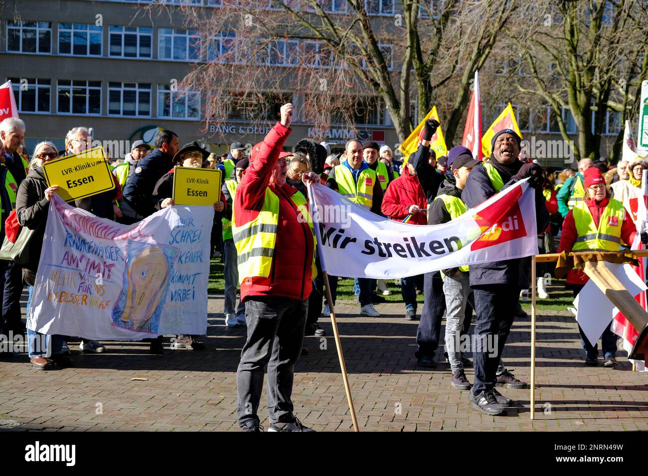 DEU, Deutschland, Nordrhein-Westfalen, Ruhrgebiet, Essen, 27.02.2023: Streikkundgebung der Gewerkschaft Ver.di auf dem Essener Hischlandplatz vor dem Stockfoto