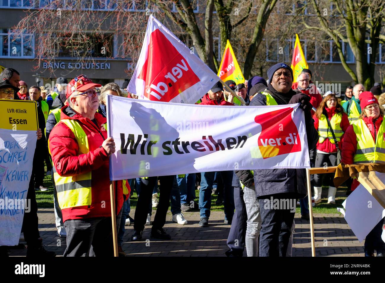DEU, Deutschland, Nordrhein-Westfalen, Ruhrgebiet, Essen, 27.02.2023: Streikkundgebung der Gewerkschaft Ver.di auf dem Essener Hischlandplatz vor dem Stockfoto