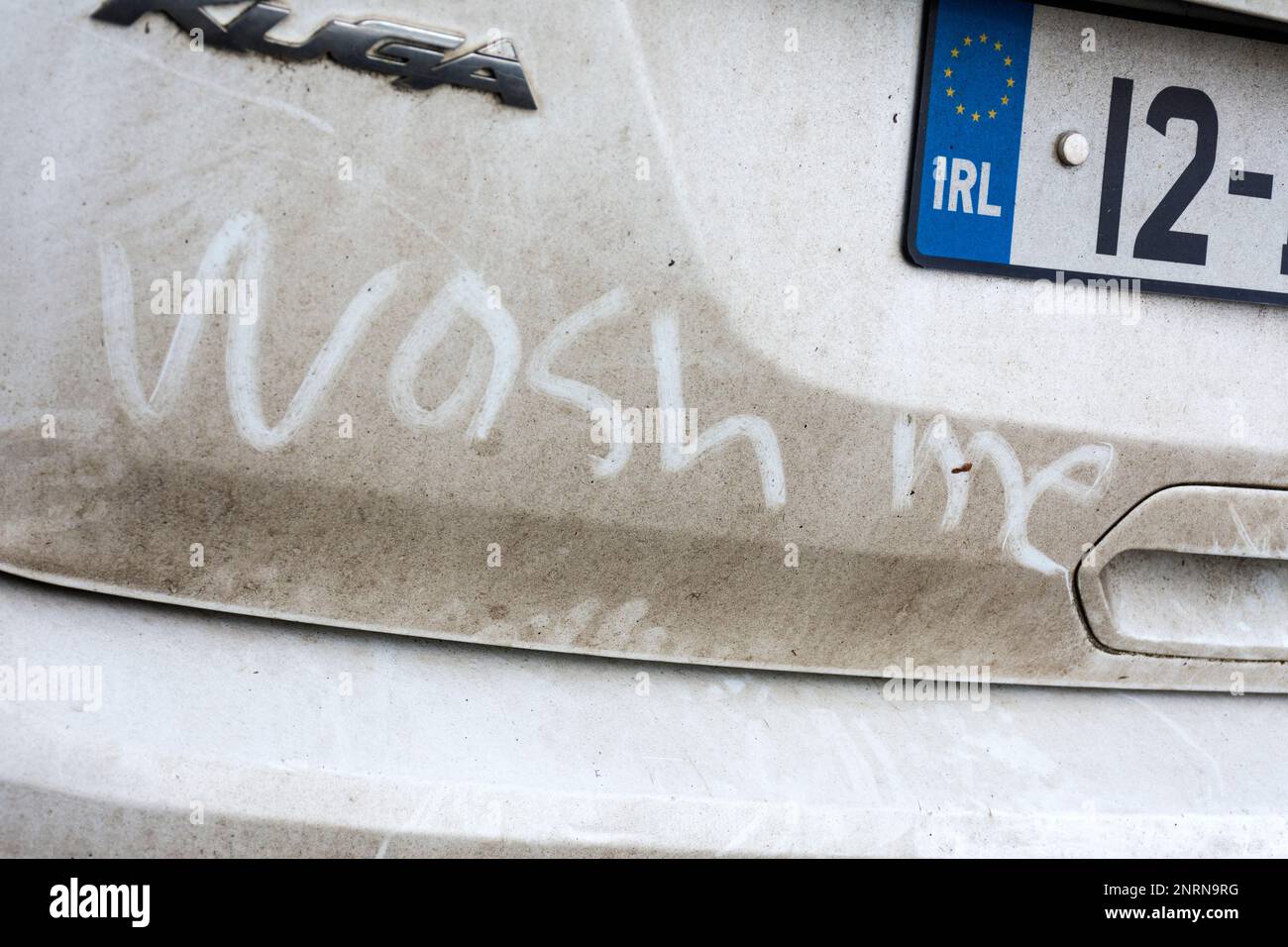 Wasch Mich! Dreckiges Auto-Graffiti. Stockfoto