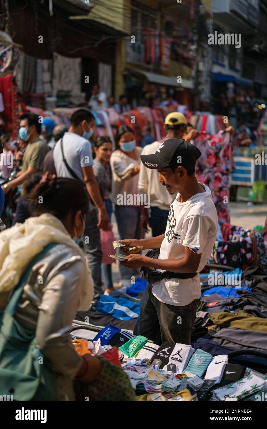 Kathmandu, Nepal, 04 23 2022: Feilschen auf dem Basar von Kathmandu Stockfoto