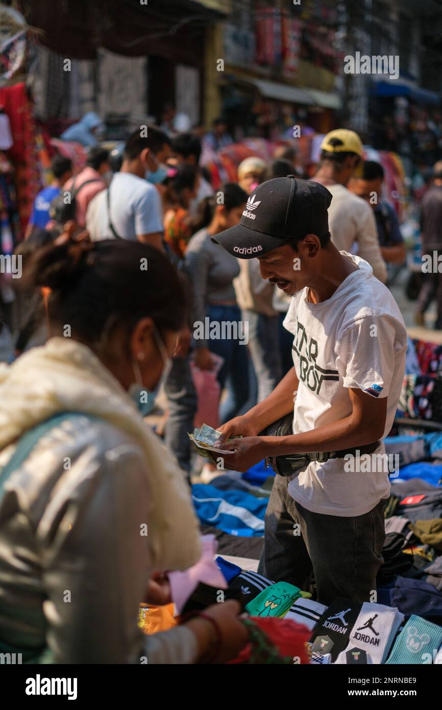 Kathmandu, Nepal, 04 23 2022: Auf dem Basar von Kathmandu um den Preis feilschen Stockfoto