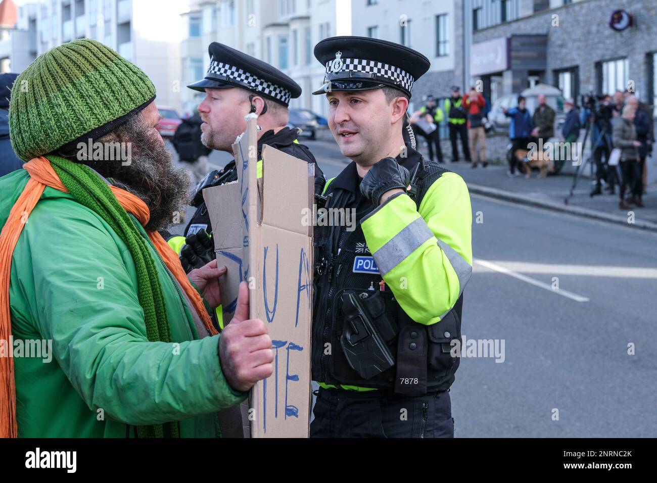 Polizisten von Devon und Cornwall sprechen mit Menschen, die gegen Asylbewerber protestieren, die im Beresford Hotel in Newquay in Cornwall, Großbritannien untergebracht sind Stockfoto