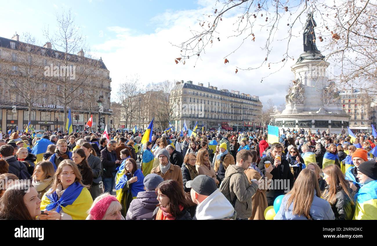 Demonstration zur Unterstützung der Ukraine und Waffenlieferungen in Paris, Place de la Republique, ein Jahr nach der russischen Invasion von day1 Stockfoto