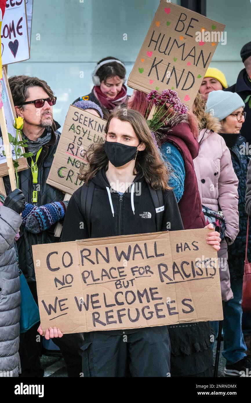 Eine von antifaschistischen Gruppen organisierte Gegendemonstration gegen einen Protest der rechten Gruppe Reform UK gegen Asylbewerber, die in die Bere gebracht wurden Stockfoto