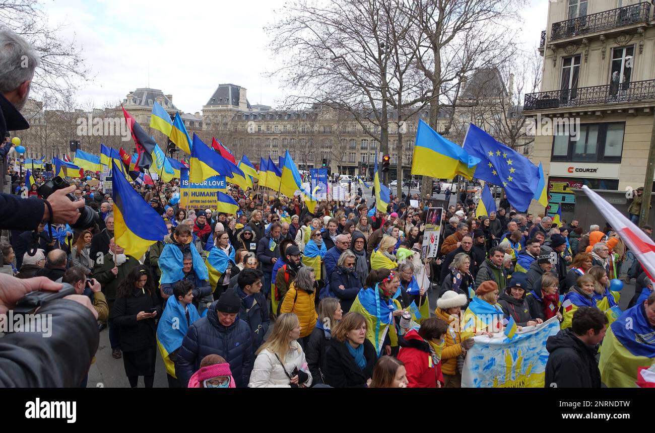 Demonstration zur Unterstützung der Ukraine und Waffenlieferungen in Paris, Place de la Republique, ein Jahr nach der russischen Invasion von day1 Stockfoto