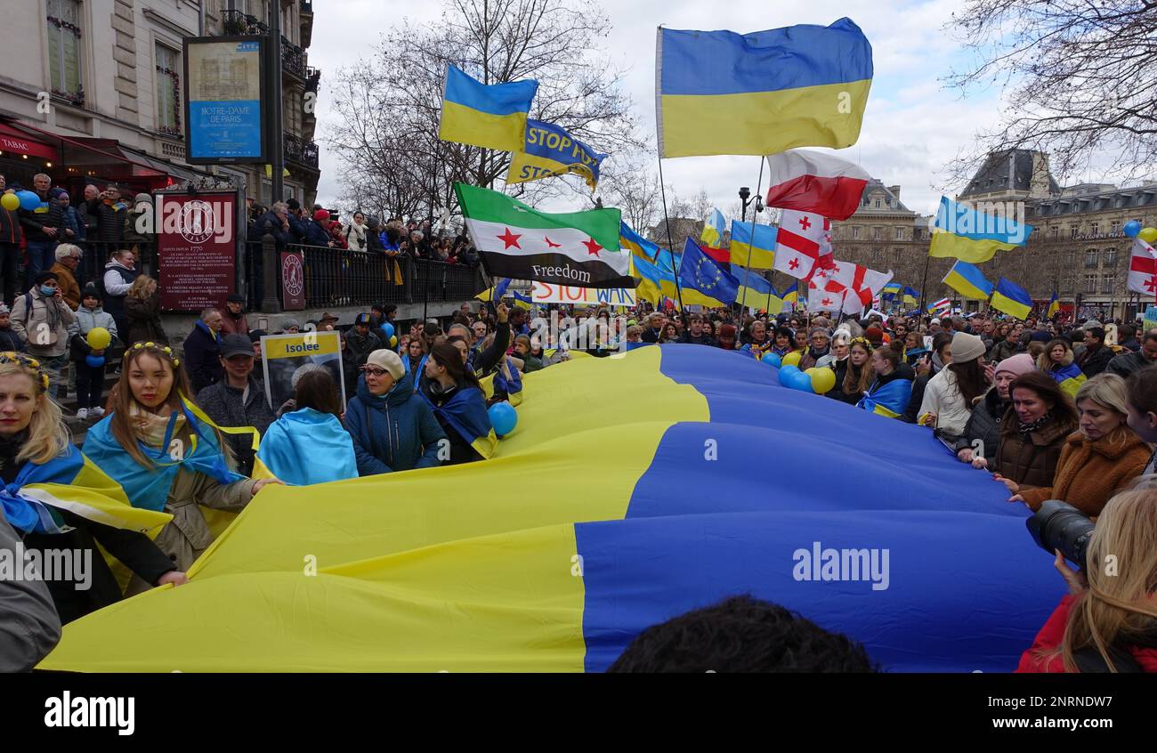 Demonstration zur Unterstützung der Ukraine und Waffenlieferungen in Paris, Place de la Republique, ein Jahr nach der russischen Invasion von day1 Stockfoto