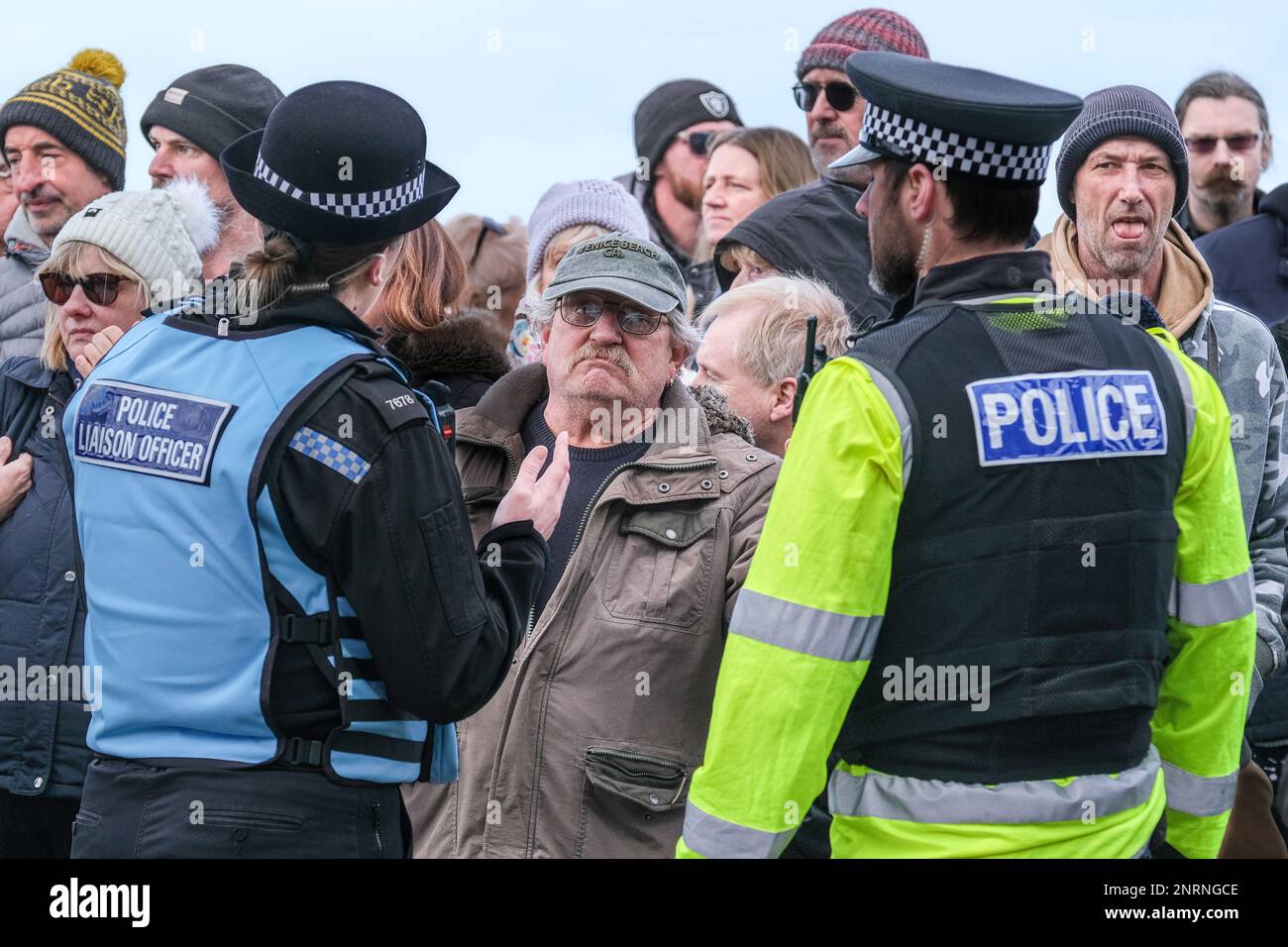 Polizisten von Devon und Cornwall sprechen mit Menschen, die gegen Asylbewerber protestieren, die im Beresford Hotel in Newquay in Cornwall, Großbritannien untergebracht sind Stockfoto