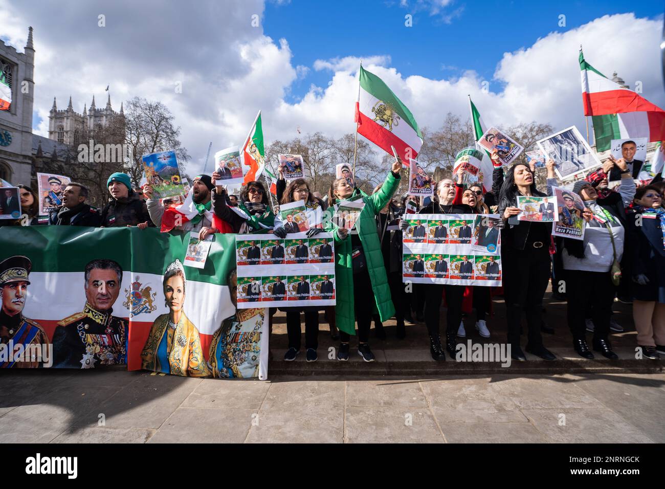 London, Großbritannien. 27. Februar 2023 Gegen den Iran gerichtete Demonstranten versammelten sich auf dem Platz des Parlaments und forderten den Sturz des iranischen Regimes und der schiitischen Geistlichen sowie die Wiederherstellung der Monarchie und des Kronprinzen Reza Pahlavi auf dem Thron. Der Protest ist eine Reaktion auf den Tod von Mahsa Amini, einer 22-jährigen kurdischen Frau, die am 16. September 2022 in Polizeigewahrsam in Teheran starb, die breite Proteste im Iran Credit ausgelöst hat: amer Ghazzal/Alamy Live News Stockfoto