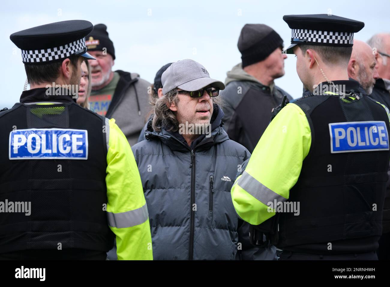 Polizeibeamte von Devon und Cornwall überwachen eine von der rechten Gruppe Reform UK organisierte Demonstration gegen Asylbewerber in Beresford Stockfoto